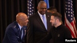 Голова Об’єднаного комітету начальників штабів США Чарльз Браун і президент України Володимир Зеленський поруч із міністром оборони США Ллойдом Остіном під час зустрічі контактної групи на авіабазі Рамштайн у Німеччині, 6 вересня 2024 р. REUTERS/Heiko Becker