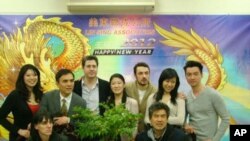 全体合照:后排左起林逸扬,张磊,加里维尔梅斯,林真华,普士梵,林丹扉,伍贤中;前排左起导演蕾施尔弗曼,剧作家黄哲伦