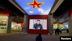 在北京的《砥砺奋进的五年》大型成就展里,有人观看关于中国主席习近平的视频(2017年10月10日)