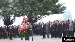 大公网发布的照片显示2012年习近平(右起第四人)在深圳莲花山邓小平青铜像前参加纪念邓小平仪式