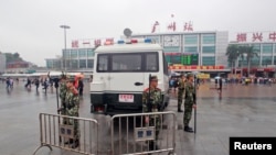 广州火车站前面携带防暴装备的武警(2015年3月6日)