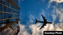 达美航空公司(Delta)星期五(5月8日)表示,由于冠状病毒爆发造成大规模旅行中断,它将暂停附近已有机场的美国国内10个机场的服务,至少持续到9月份。 图为一架达美航班折回西雅图资料照。
