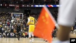 资料照:NBA湖人队和布鲁克林篮网队在上海梅赛德斯-奔驰文化中心进行比赛。(2019年10月10日)
