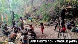 ချင်းပြည်နယ်အတွင်း တိုက်ပွဲတွေကြောင့် တောတောင်တွေထဲ ပုန်းအောင်းနေရတဲ့ ဒေသခံအချို့။ (မေ ၂၀၊ ၂၀၂၁) (ဓာတ်ပုံ - AFP)
