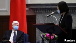 台湾总统蔡英文在台北与美国前联邦参议员多德举行会谈时发表讲话。(2021年4月15日)