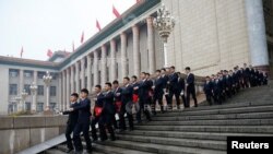 2018年3月17日中国全国人大全体会议后,安全人员列队离开人民大会堂。