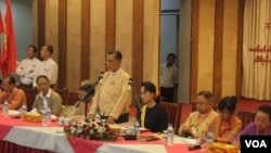 ဥက္ကဋ္ဌ ဒေါ်အောင်ဆန်းစုကြည် ပါတီအနိုင်ရ ကိုယ်စားလှယ်တွေ နဲ့ တွေ့ဆုံ။ သတင်းဓာတ်ပုံ- မေခ (ဗွီအိုအေမြန်မာပိုင်း)