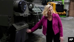 Міністерка Cухопутних сил США Крістін Вормут біля танка M1A2 в Об'єднаному виробничому центру, 16 лютого 2023 року, в Лімі, штат Огайо. Фото AP