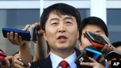 韩国左派政党统一进步党领袖李石基离开国会时对记者讲话。(2013年9月4日资料照)