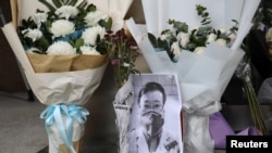 武汉疫情“吹哨人”李文亮医生因感染新冠病毒去世后武汉中心医院大门处的临时祭坛。(2020年2月7日)