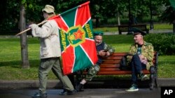 На архівному фото: російські ветерани-прикордонники та прапор прикордонної служби Росії. AP Photo/Alexander Zemlianichenko