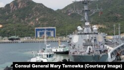 Tàu khu trục tên lửa dẫn đường USS John S. McCain cập cảng Cam Ranh.