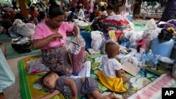 နေပြည်တော်က ရေဘေးသင့်ပြည်သူတွေ ယာယီစခန်းမှာ ခိုလှုံနားနေကြစဥ်။(စက်တင်ဘာ ၁၅၊ ၂၀၂၄)