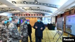 中共领导人习近平在武汉火神山医院视察。(2020年3月10日)