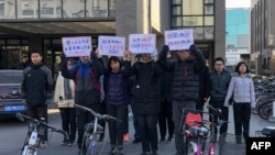 十来名北京大学学生2018年12月28日在校园示威,抗议学校当局改组北大马克思主义学会领导层。他们举着“要工农之马会,不要官僚之马会”,“坚决抗议改组”等标语。