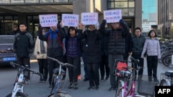 十来名北京大学学生2018年12月28日在校园示威,抗议学校当局改组北大马克思主义学会领导层。他们举着“要工农之马会,不要官僚之马会”,“坚决抗议改组”等标语。