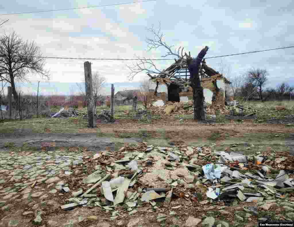 Руйнації від ворожих прильотів. Приватний сектор Приморського. Вирву від КАБу засипали сміттям.