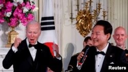 2023年4月26日,韩国总统尹锡悦在拜登总统为其在白宫举行的国宴上唱歌。(路透社照片)