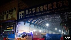 中国湖北省武汉市卫生应急队的消毒车辆驶离已被关闭的武汉华南海鲜批发市场。(2020年1月11日)