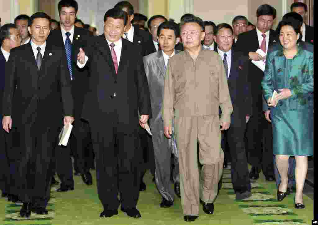 2008年6月18日,中国国家副主席习近平和朝鲜领导人金正日在平壤走向会议厅。这是习近平就任国家副主席后的第一次出访。但习近平就任中共总书记之后,对朝鲜冷淡,没去访问过。2018年3月金正恩访华后,两国关系改善。 4月中旬,美国有线电视台CNN报道说,习近平准备尽快访问朝鲜。中国外交部发言人华春莹在例行记者会上说,她不了解有关习近平计划访问朝鲜的信息,但中国和朝鲜有高层互访的传统。金正恩访问北京期间曾邀请习近平访问朝鲜,据报道习近平当时欣然接受。  