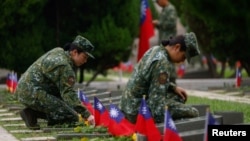 资料照:士兵在台湾离岛金门为第二次台海危机(台湾称“八二三炮战”)65周年纪念仪式进行准备。(2023年8月23日)