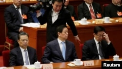三位中共中央政治局委员在中国政协大会闭幕式的主席台上(2017年3月13日),前排左起:组织部长赵乐际,中央办公厅主任栗战书,上海市委书记韩正。8月1日中共中央宣传部、组织部和网信办联合下发《关于规范党员干部网络行为的意见》