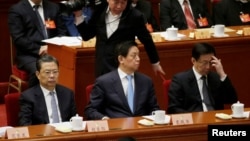 三位中共中央政治局委员在中国政协大会闭幕式的主席台上(2017年3月13日),前排左起:组织部长赵乐际,中央办公厅主任栗战书,上海市委书记韩正(2017年3月13日)