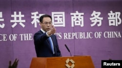 中国商务部发言人高峰在记者会上 (2018年4月6日)
