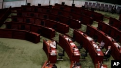 香港立法会民主派议员集团辞职后,立法会里民主派议员的席位空荡荡。(2020年11月12日)