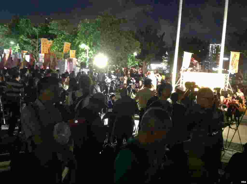 香港立法会辩论政改方案在星期三踏入最后阶段,大批支持和反对的示威人士在议会外的示威区分别举行集会。 (美国之音海彦拍摄)