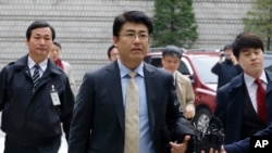 前日本《产经新闻》首尔分社社长加藤达也(中)到达首尔中区地区法院。(2014年11月27日)