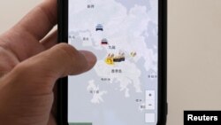 香港一只手机屏幕显示美国苹果公司的可以追踪警察位置的HKmap.live应用软件的图像。(2019年10月10日)