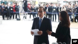 韩国前总统李明博就贪污指控抵达首尔中心区检察官办公室时讲话。(2018年3月14日)