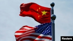2019年7月30日,美国贸易代表团赴上海与中方谈判前夕,外滩飘扬着美中两国国旗。(路透社)