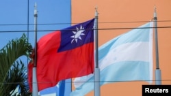 台湾驻洪都拉斯大使馆外的旗帜。(路透社资料图)