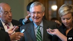 参议院多数党领袖米奇·麦康奈尔公布共和党医保草案后面带微笑离去,2017年6月22日