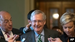 参议院多数党领袖米奇·麦康奈尔公布共和党医保草案后面带微笑离去。(2017年6月22日)
