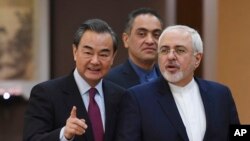 中国外长王毅和伊朗外长扎里夫在北京一起出席记者会。(2016年12月5日)
