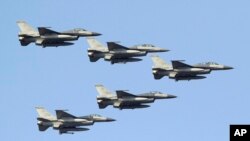 台湾空军的F-16战机编队从台南空军基地上空飞过。(2014年1月16日)