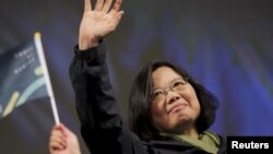在台北民进党总部,新当选的台湾总统、民进党主席蔡英文像庆祝胜利的选民们挥手致意。