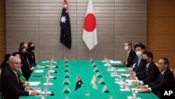 日本首相菅义伟(右)和澳大利亚总理莫里森(左)在东京就双边军队准入协定达成基本协议。(2020年11月17日)