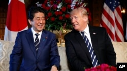 2018年4月17日,美国总统川普和日本首相安倍晋三佛罗里达州棕榈滩的海湖庄园会晤时微笑。