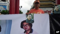中国流亡泰国民运人士呼吁关注中国人权,横幅上的画像为朱虞夫(资料照)