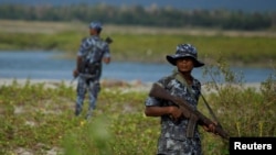 မောင်တောမြို့အပြင်ဘက် လုံခြုံရေးယူနေသော နယ်ခြားစောင့်တပ်ဖွဲ့ဝင်များ