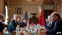 美国贸易代表莱特希泽(右二)和商务部长罗斯等要员同中国副总理刘鹤率领的中方代表团在华盛顿举行贸易会谈(2019年1月30日法新社)