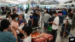 港人在香港机场排队准备飞离香港前往英国。 (2021年6月30日)