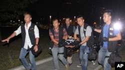2014年10月15日,香港警察和抗议者在港府总部附近发生冲突后,便衣警察把抗议者曾健超抬出抗议地点。