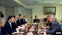 美国国防部长哈格尔与中国国务委员杨洁篪2014年10月20日举行会晤。(美国国防部照片)