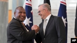 2024年2月8日,澳大利亚总理安东尼·阿尔巴尼斯(Anthony Albanese,右)在堪培拉议会大厦会见巴布亚新几内亚总理詹姆斯·马拉佩(James Marape,左)。