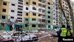 俄罗斯导弹袭击乌克兰苏梅损坏一栋住宅楼。(2024年11月18日)